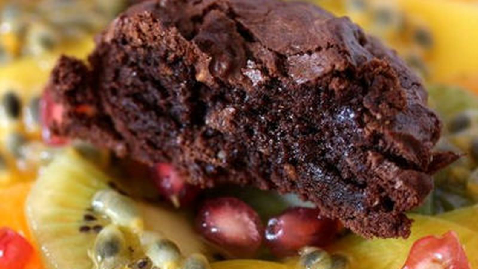 Carpaccio de fruits et biscuit chocolat noir intense