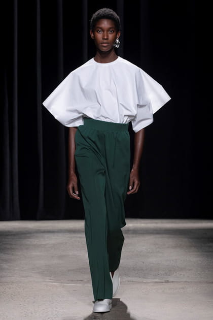 Blouse blanche &agrave; manches amples et pantalon droit vert aper&ccedil;us sur le d&eacute;fil&eacute; Fforme