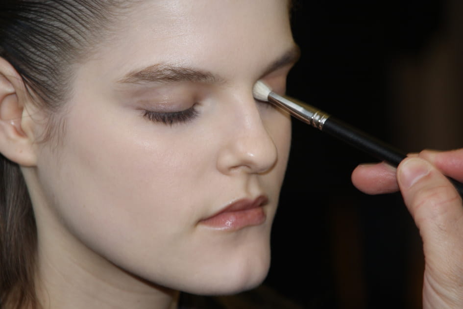 Maquillage : pose du fard &agrave; paupi&egrave;res