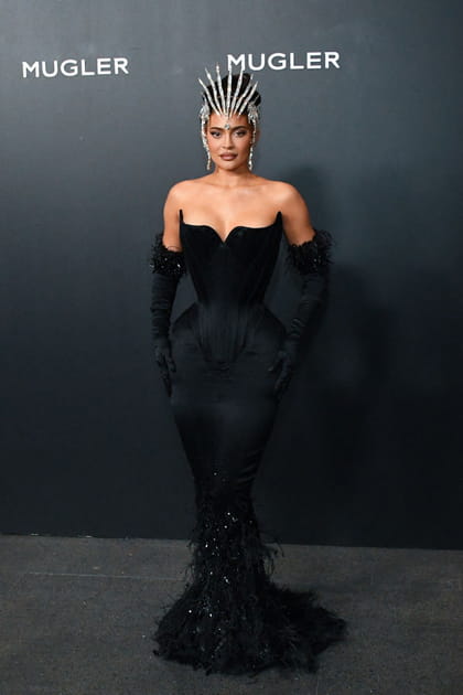 Kylie Jenner en robe noire bustier &agrave; strass et &agrave; plumes Mugler