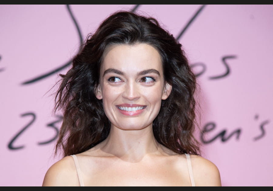 Les cheveux volumineux d'Emma Mackey