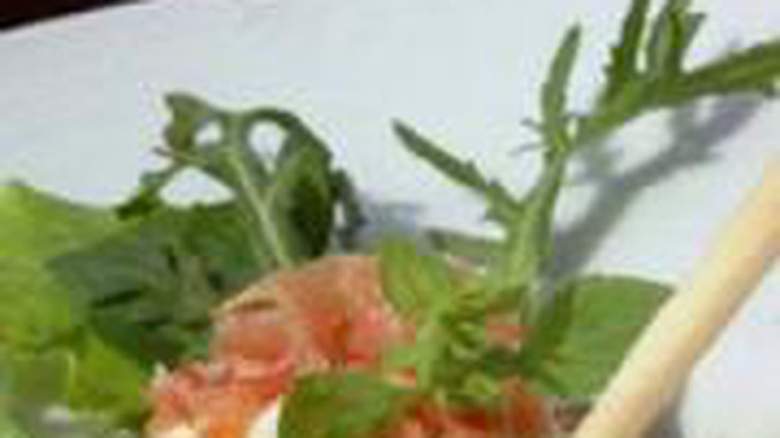 Caviar d'aubergine, brousse, jambon cru et gressin