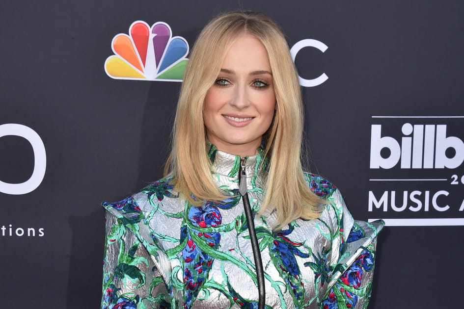 Sophie Turner, p&eacute;tillante en blonde