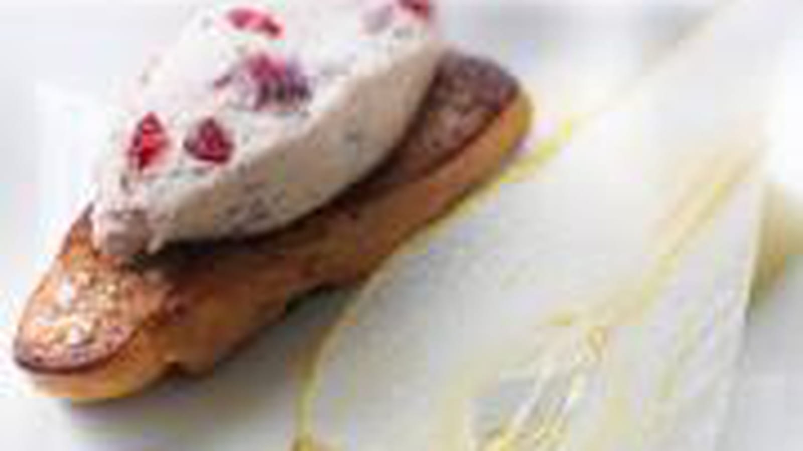 Foie gras rôti, poire et raisins