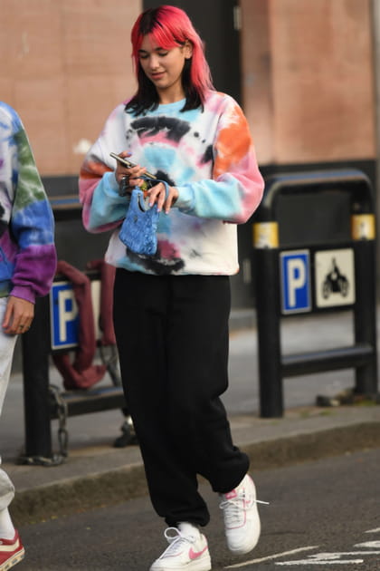 Dua Lipa en survêtement tie and dye