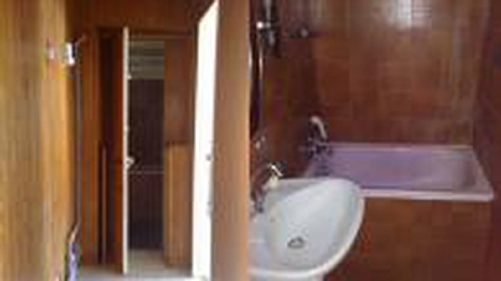 Entrée et salle de bains avant