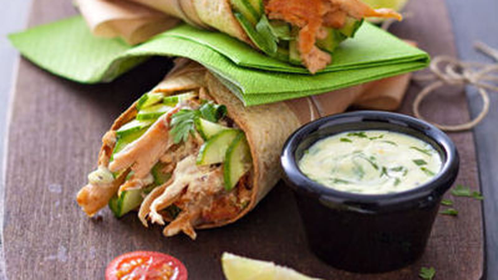 Wrap végétarien au concombre, curry et citron vert