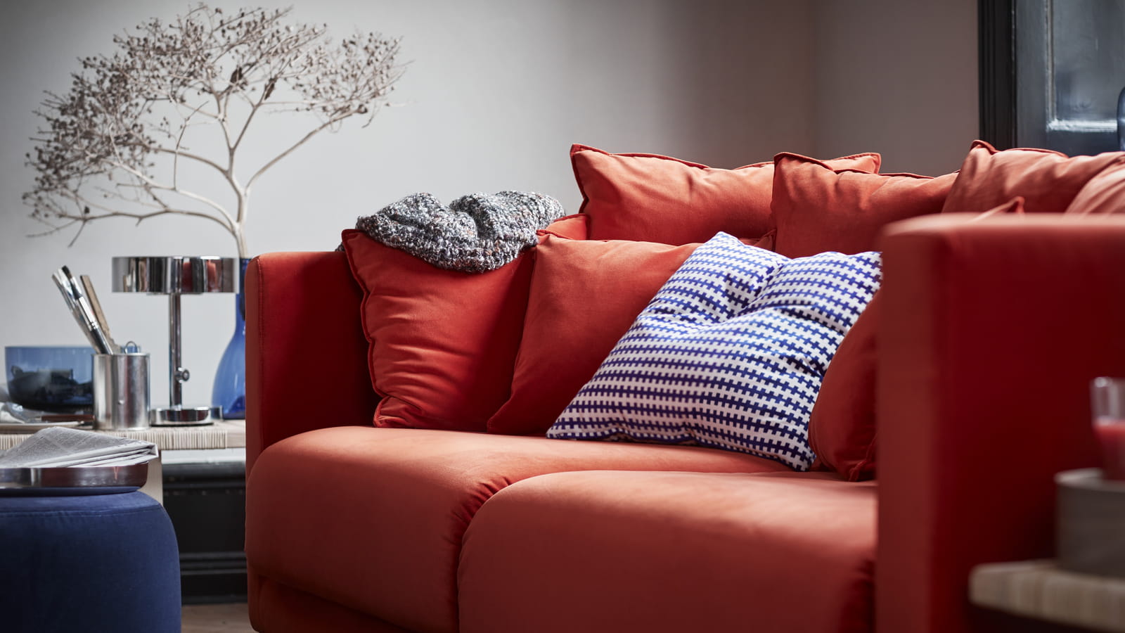 Canapé rouge velours et coussin