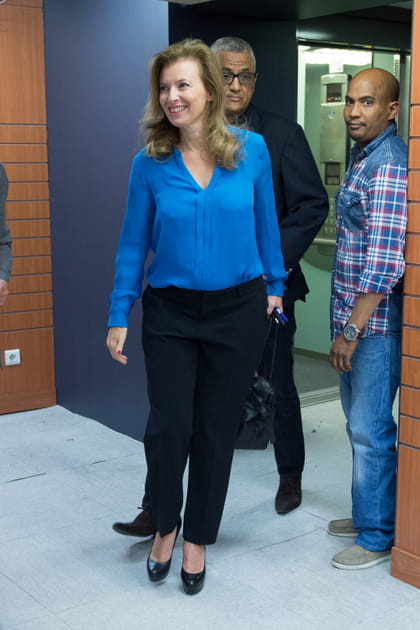 Valerie Trierweiler en blouse bleue et pantalon cigarette