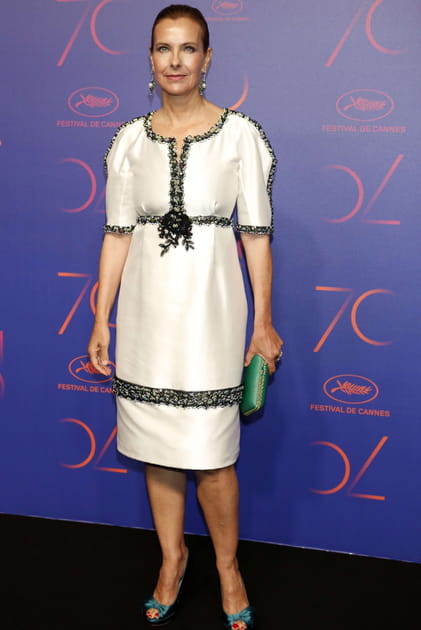 Carole Bouquet en robe blanche aux détails en dentelle