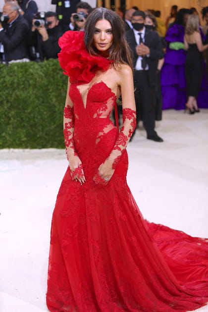 Emily Ratajkowski en robe rouge