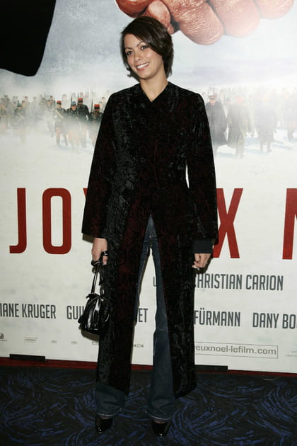 Avant&nbsp;: B&eacute;r&eacute;nice Bejo &agrave; 29&nbsp;ans en manteau long noir