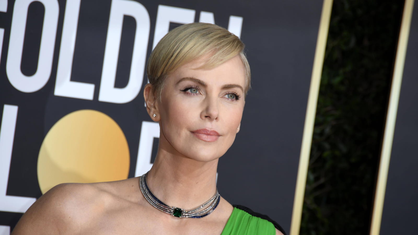 Charlize Theron maquillée avec goût