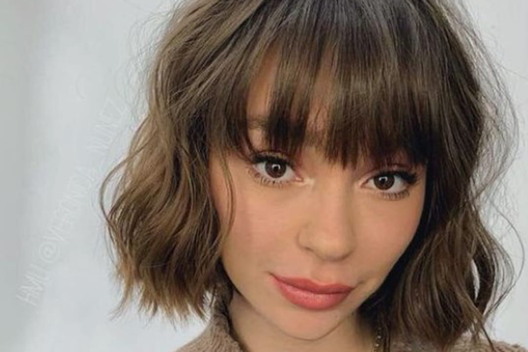 Le Bob wavy avec frange droite pour cheveux fins