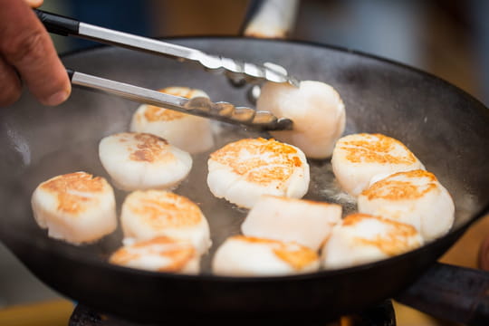 Comment cuire des noix de Saint-Jacques&nbsp;? &Agrave; la po&ecirc;le, au four, au air fryer...