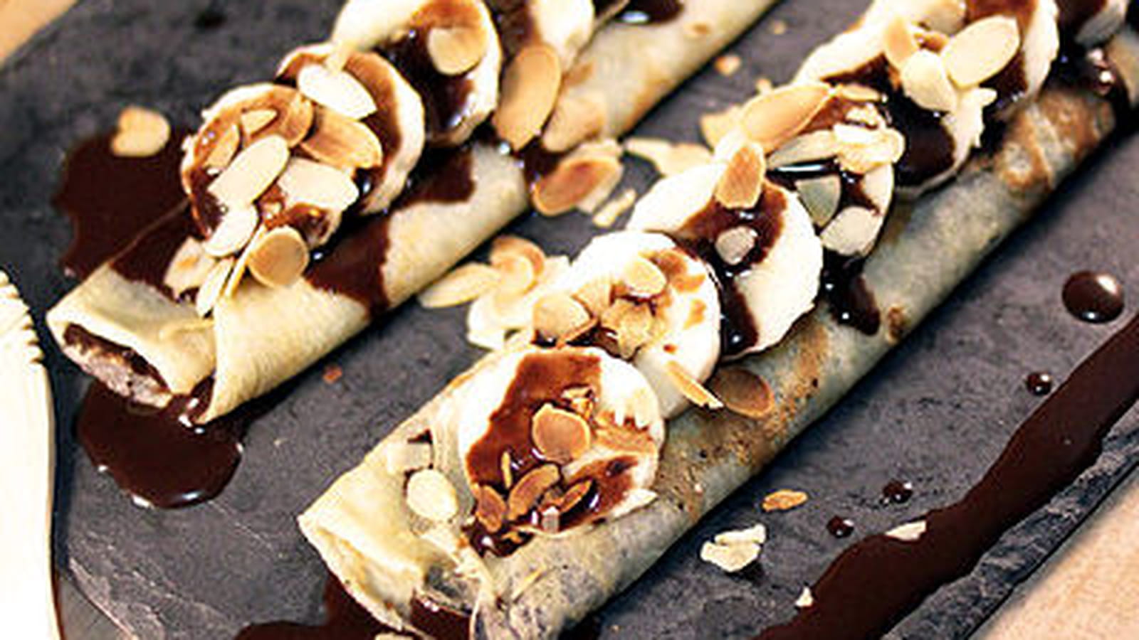 Crêpes sauce chocolat, bananes et amandes effilées