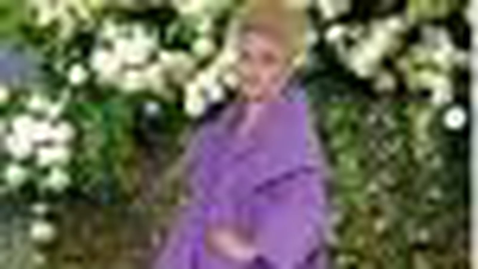 Manteau violet sur combinaison transparente