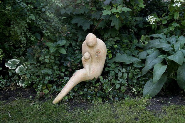 Des scupltures parmi les plantes