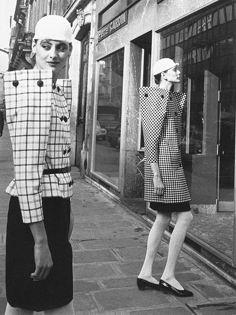 Mannequins vêtues de Pierre Cardin devant la boutique du couturier