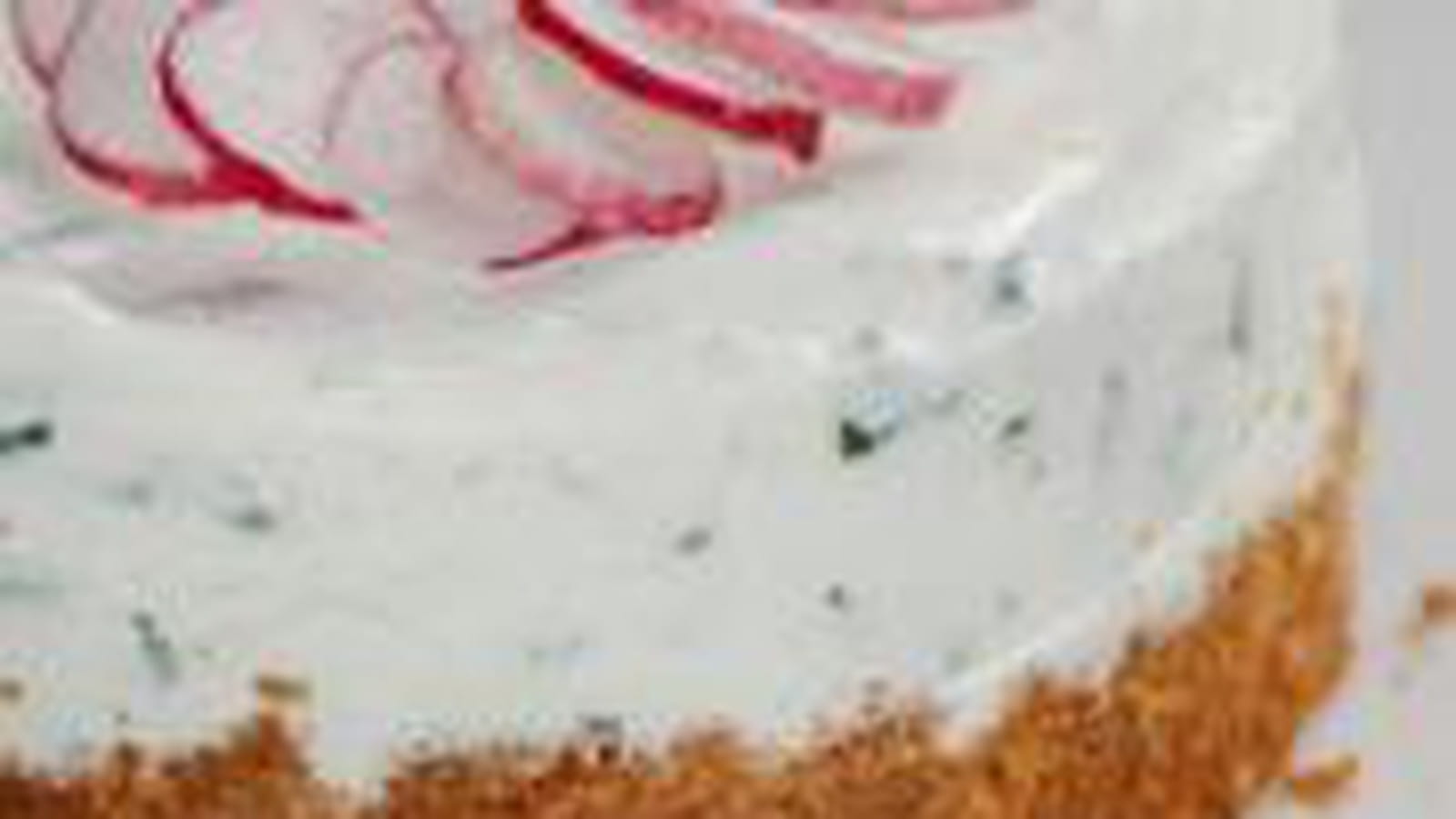 Cheesecake aux radis, chèvre frais et ciboulette