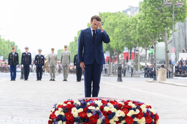 Emmanuel Macron se recueille devant le soldat inconnu