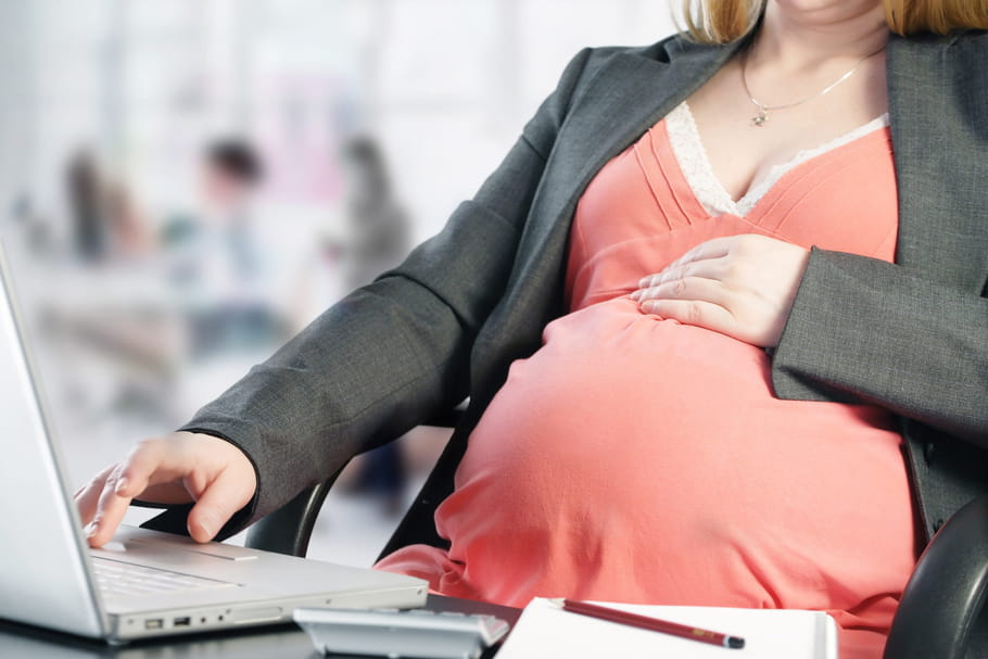 Droit des femmes enceintes au travail : que dit la loi ?