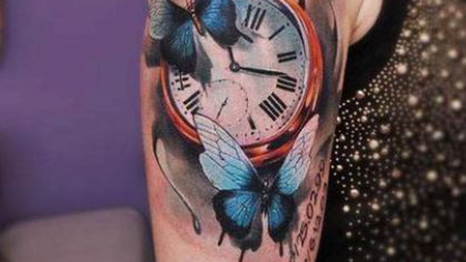 Horloge et papillons sur le bras
