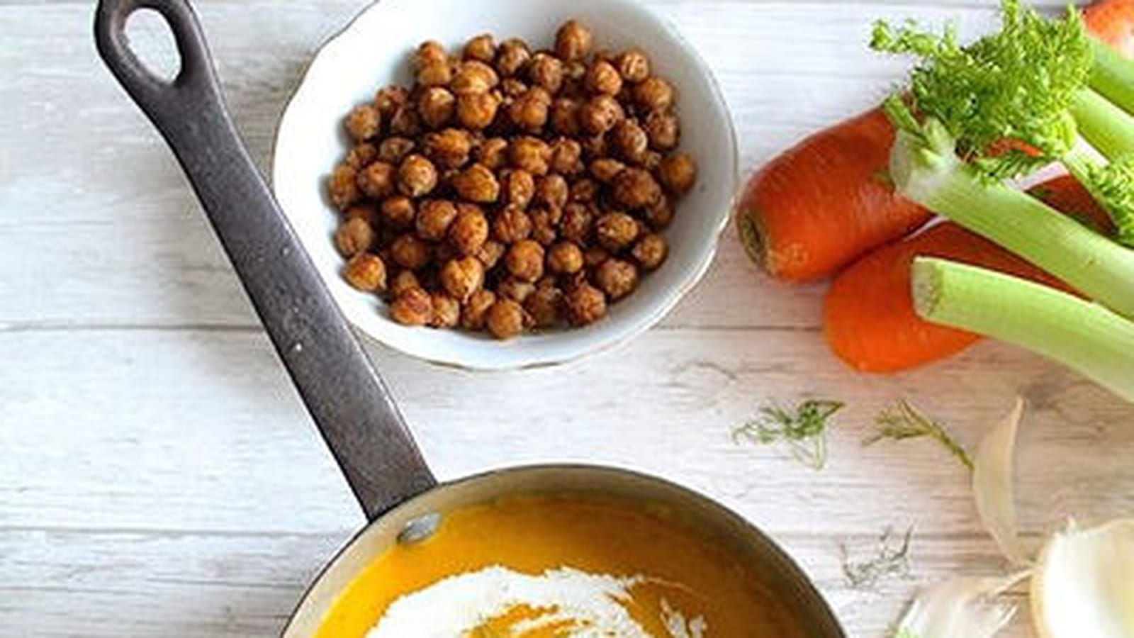 Velouté de carottes, potiron, fenouil et topping pois chiches croustillants à la cannelle et épices