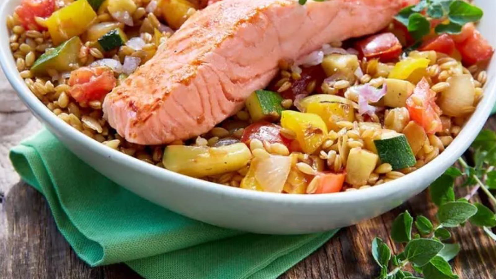 Poêlée de saumon mariné aux légumes et épeautre