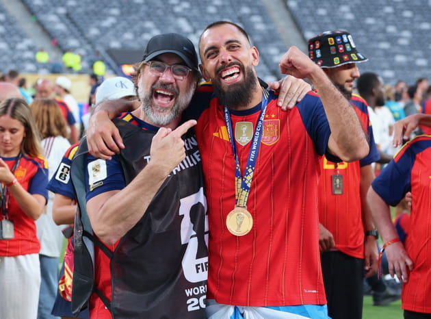 Javier Bardem survolté dans les bras de Borja Iglesias après la victoire de l'Espagne