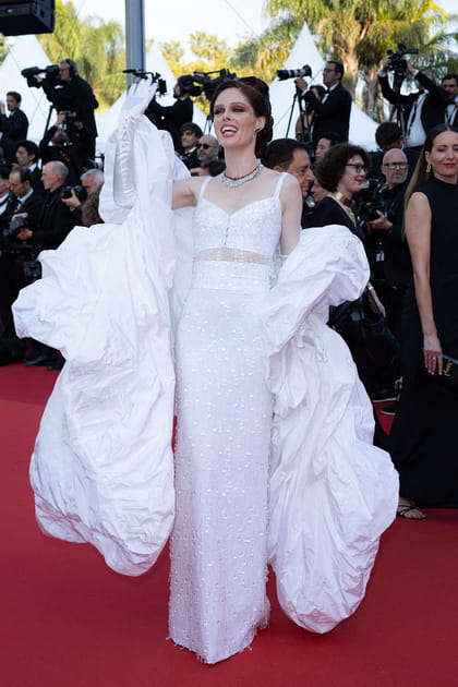 Coco Rocha en robe blanche &agrave; sequins Dolce & Gabbana