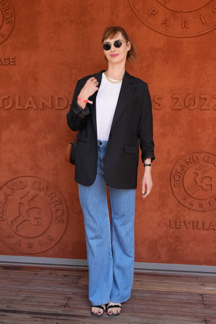 Louise Bourgoin en blazer noir