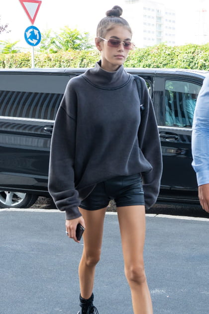 Kaia Gerber en cycliste court