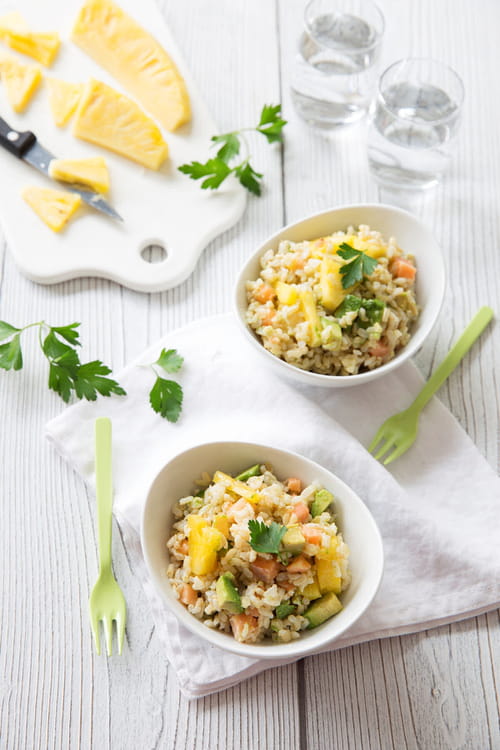 Salade de riz, saumon, avocat et ananas