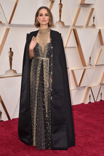 Natalie Portman en robe brodée en tulle et cape Dior