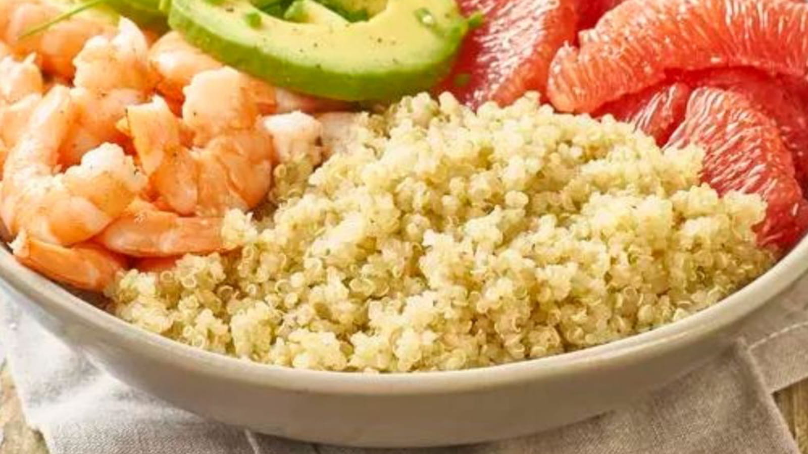 Salade quinoa, crevettes, avocat et pamplemousse