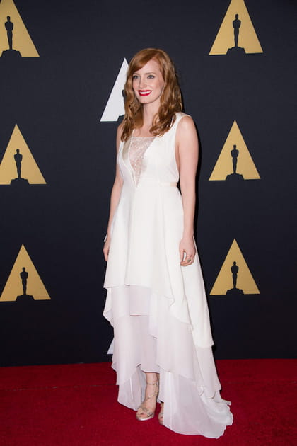 Jessica Chastain en robe blanche longue et fluide