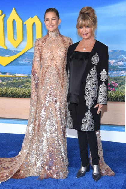 Goldie Hawn en veste brod&eacute;e et Kate Hudson en robe champagne &agrave; paillettes