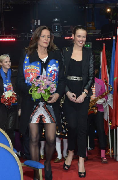 St&eacute;phanie de Monaco en jupe &agrave; sequins et manteau &agrave; motifs