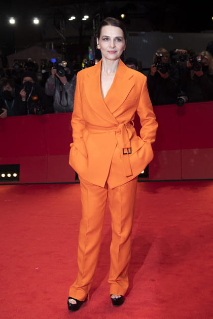 Juliette Binoche en costume orange