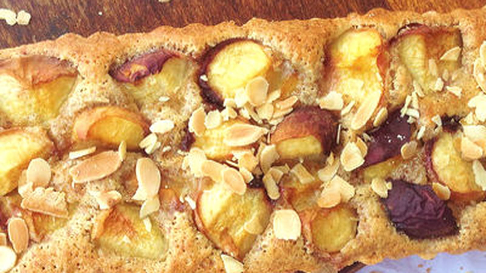 Tarte amandine aux pêches blanches