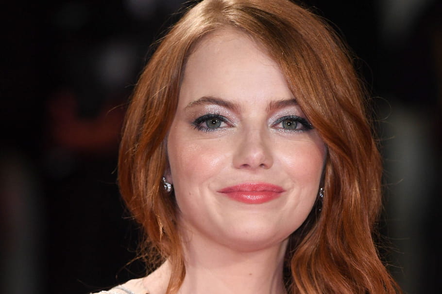 Emma Stone : chevelure de feu et maquillage irisé
