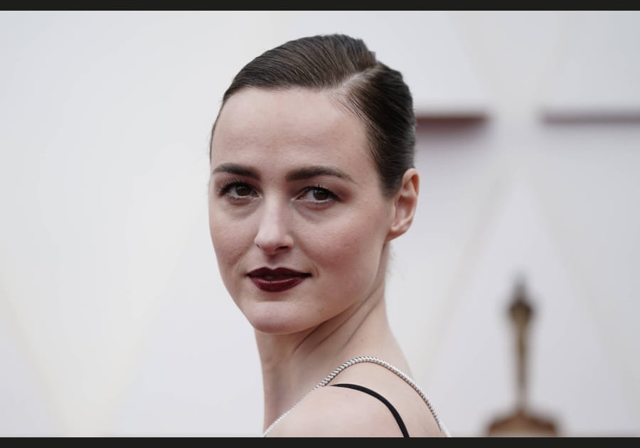 Le sleek bun de Renate Reinsve