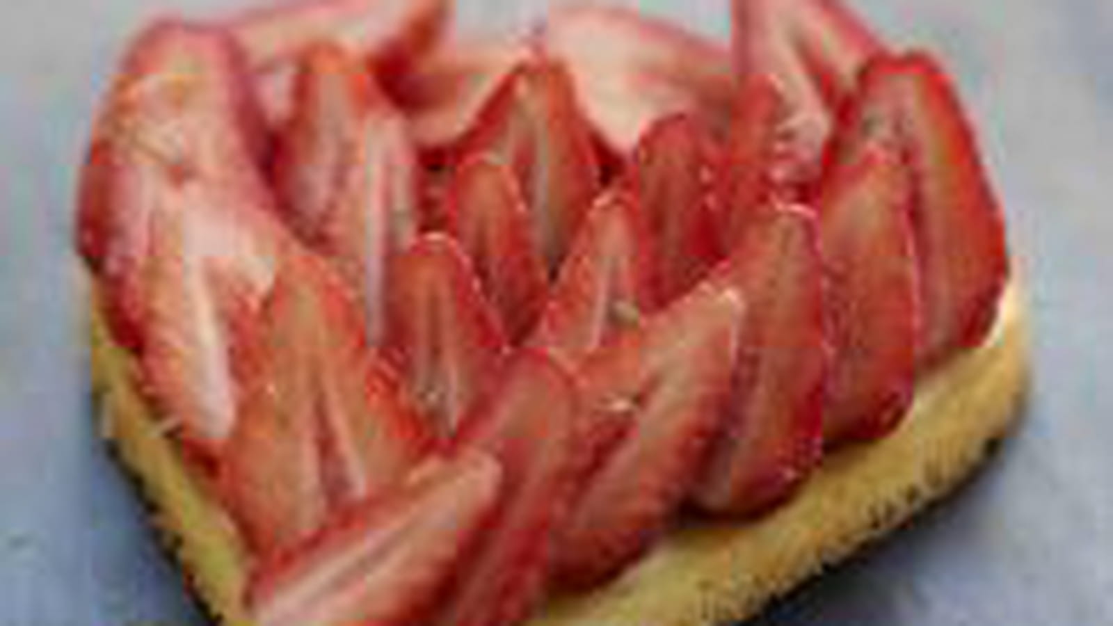 Coeur de fraises sur un esprit de cheesecake