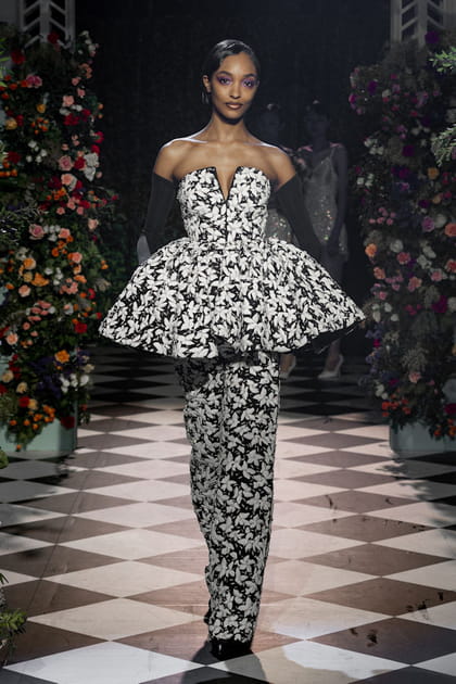 Ensemble coordonn&eacute; noir et blanc bustier et pantalon aper&ccedil;us sur le d&eacute;fil&eacute; Richard Quinn