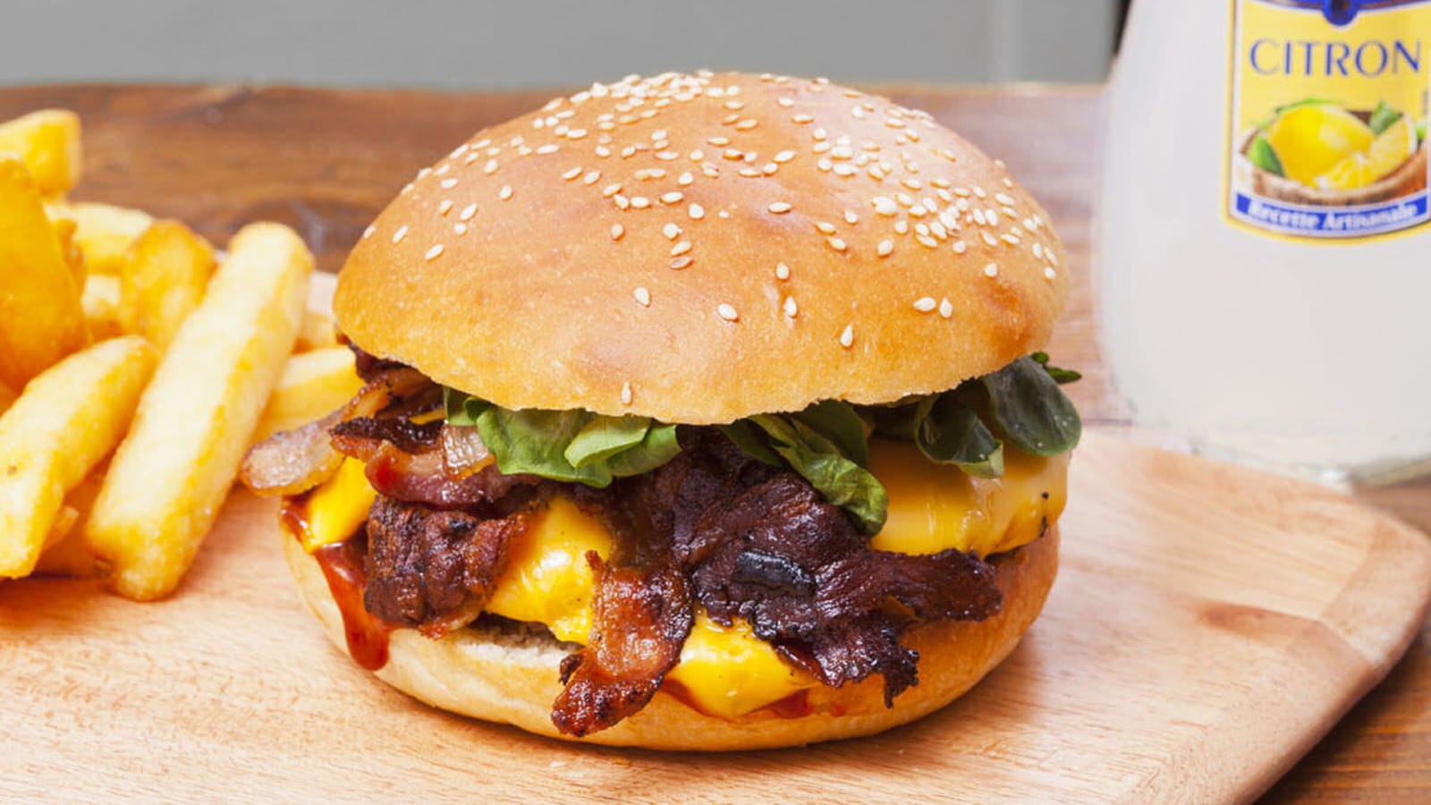 Lille : Le Smokey Beef Burger de Holy Moly Gourmet Burger, n°2 sur Deliveroo