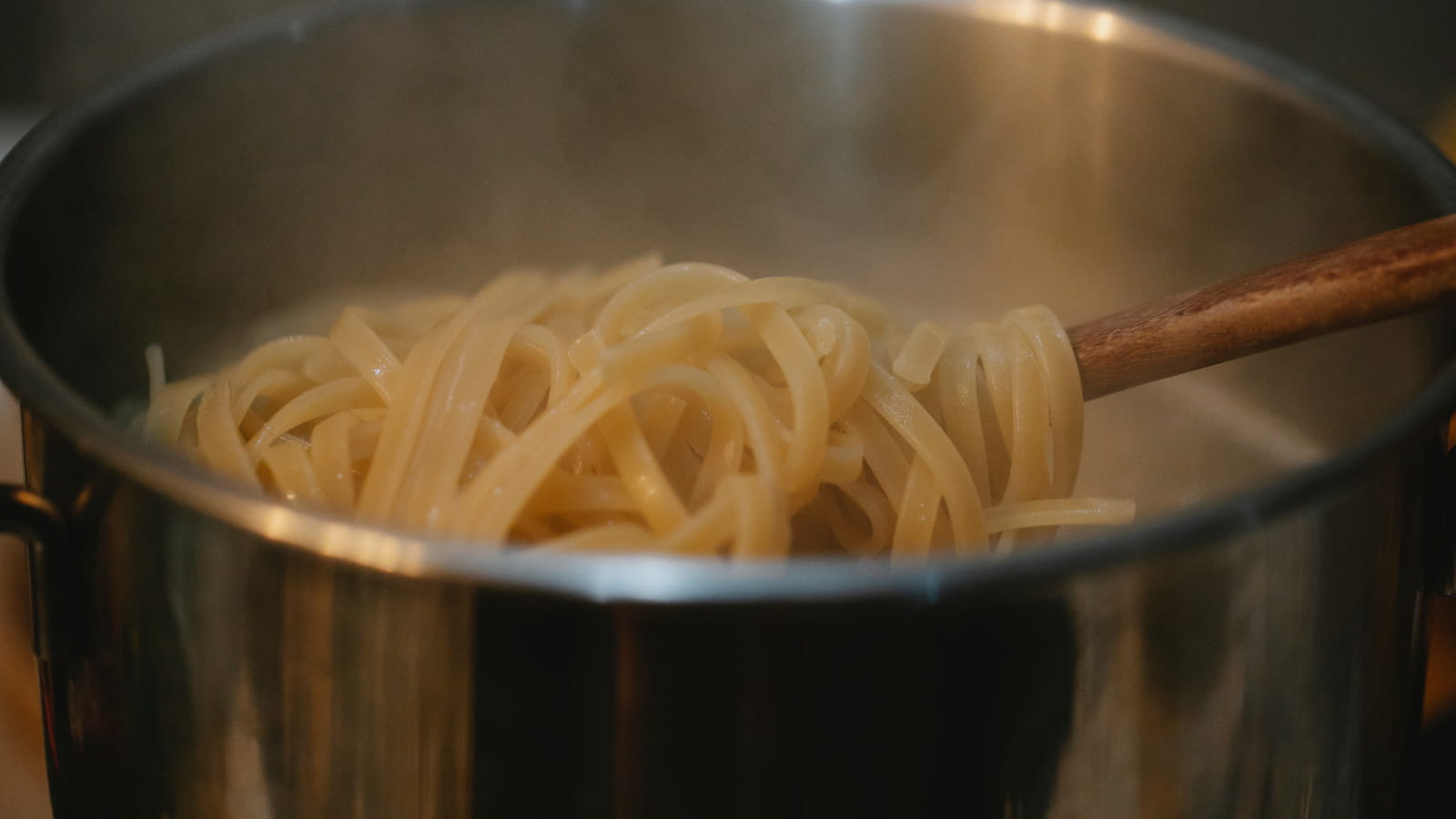 Ajouter de l'eau froide dans vos pâtes après la cuisson