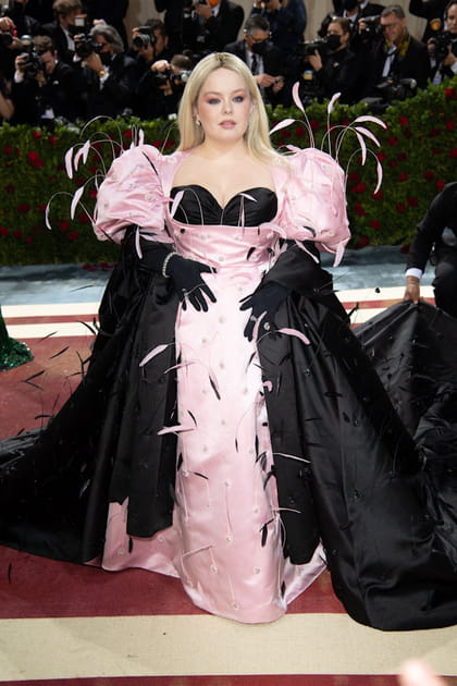 Nicola Coughlan dans une robe rose &agrave; tra&icirc;ne noire