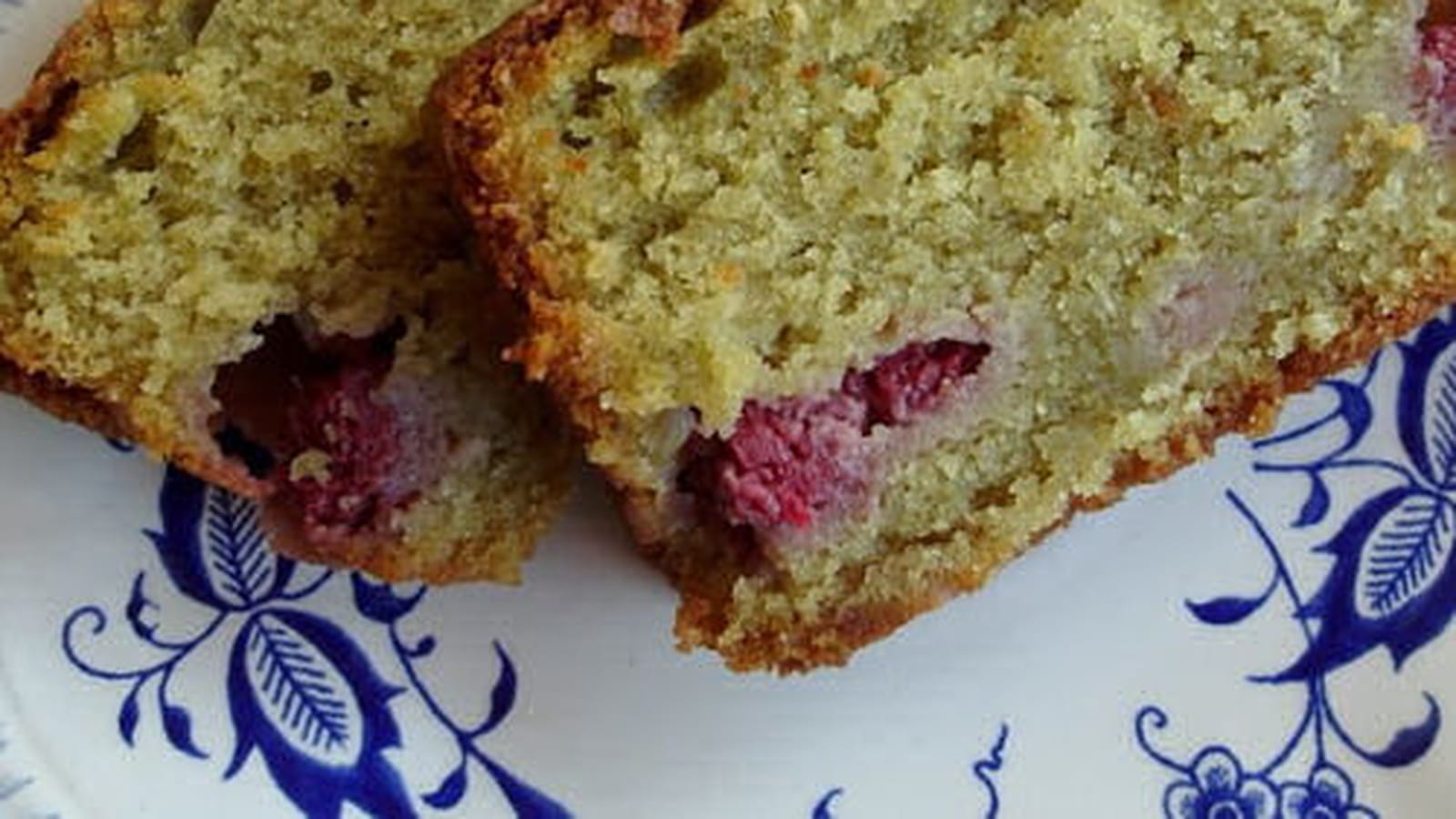 Cake au thé matcha et framboises sans beurre