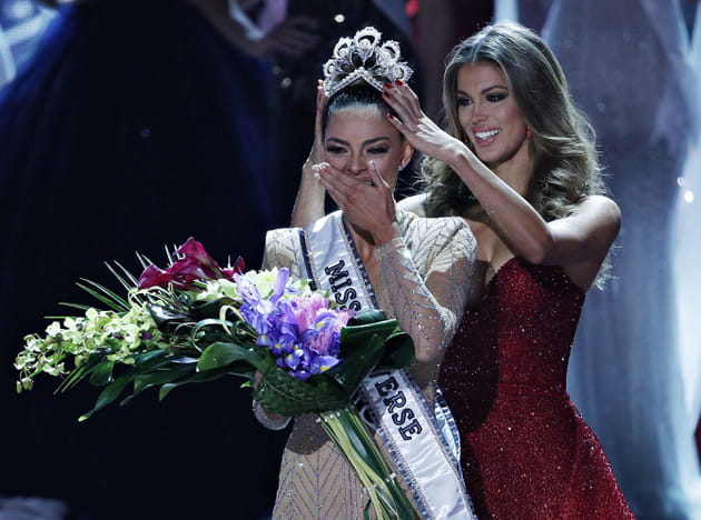 Iris Mittenaere a sacr&eacute; la nouvelle Miss Univers 2018